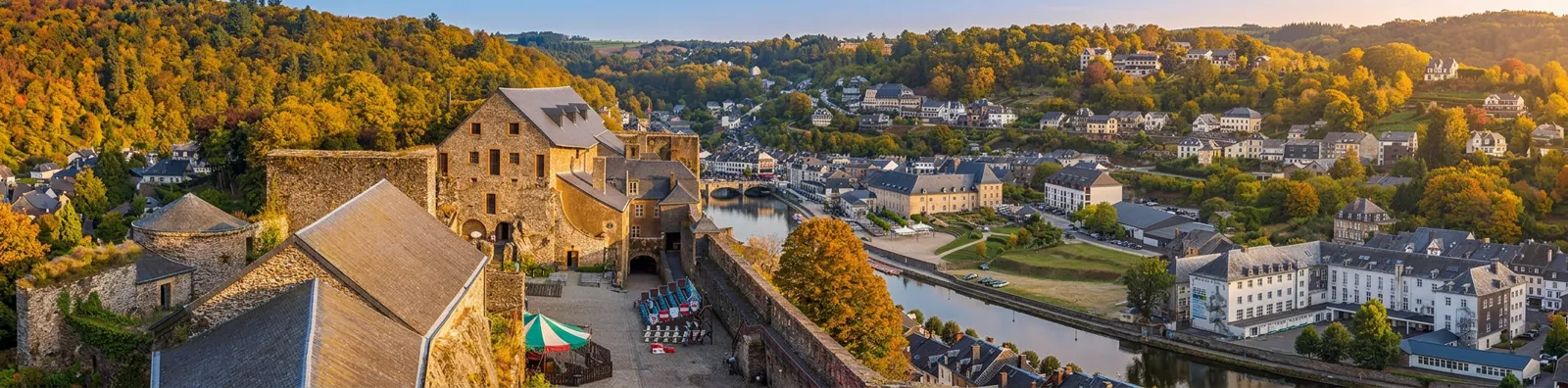 Panorama van het kasteel van Bouillon boven de huizen aan de Semois